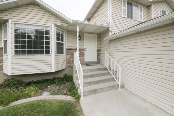 Cost of White Vinyl Siding Replacement in Little Elm